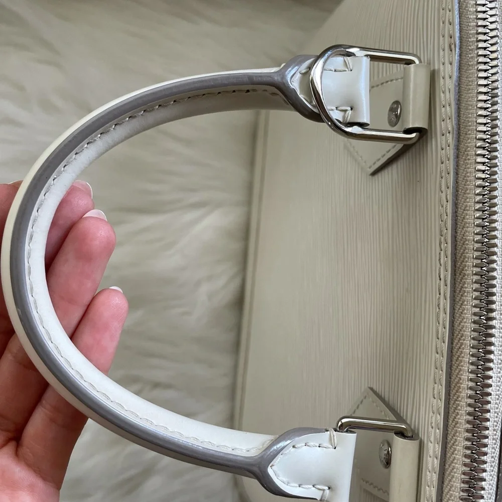 Louis Vuitton Alma Handbag in Cream